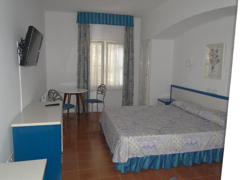 Economy Double Room image 3