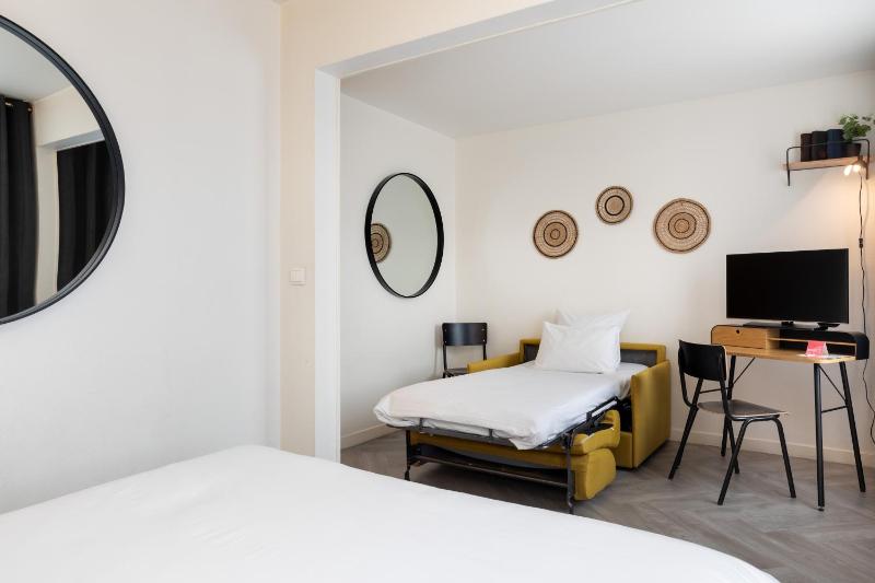 Superior Triple Room image 4