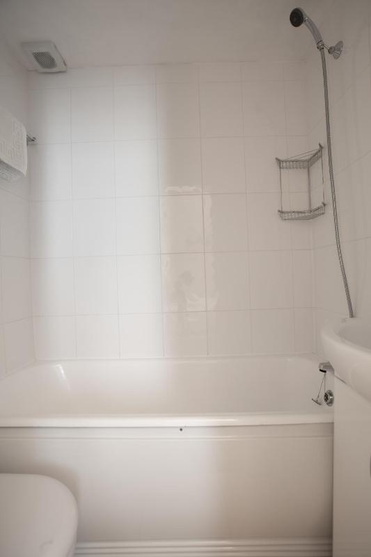 Standard Double Room image 4