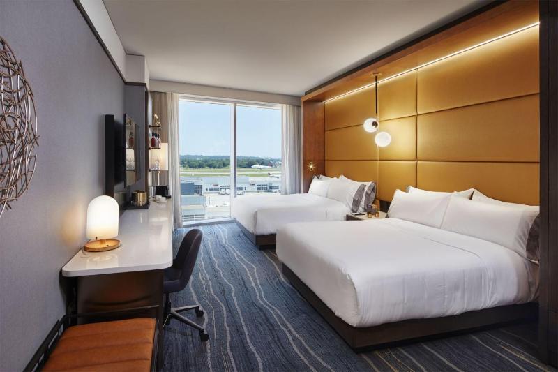 Deluxe Queen Room image 1