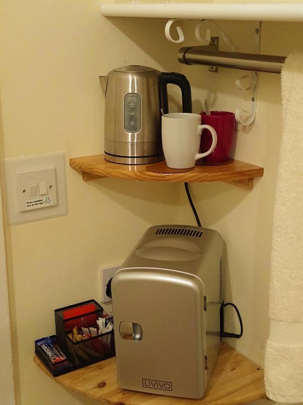 Twin Room with Bathroom image 4