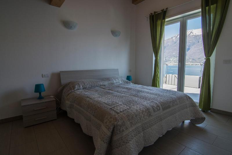 Two-Bedroom Apartment with Lake View - Split Level image 2