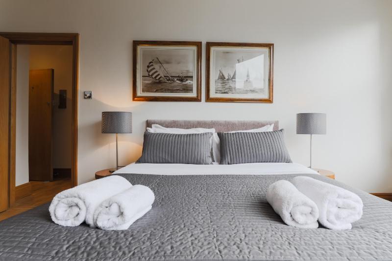 One-Bedroom Apartment image 4