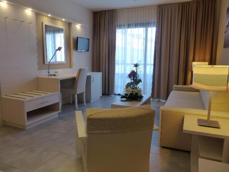 Room #2622916 image 2