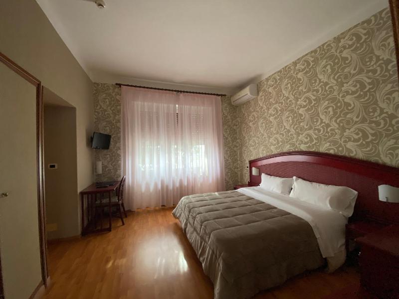 Double Room image 4