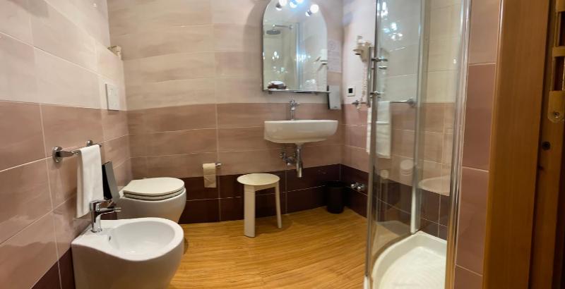 Double Room image 3