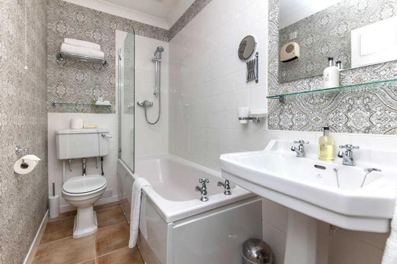 Double Room with Sea View image 2