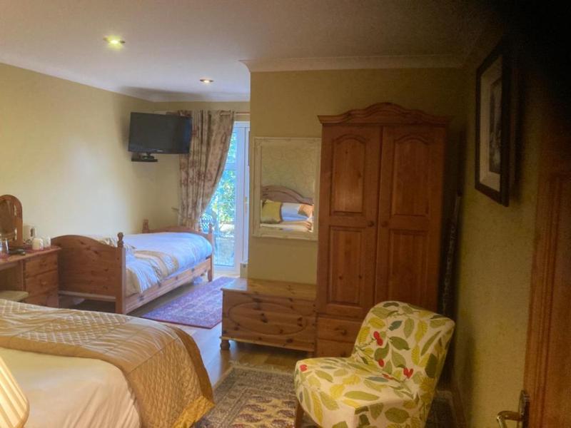 Twin Room image 4