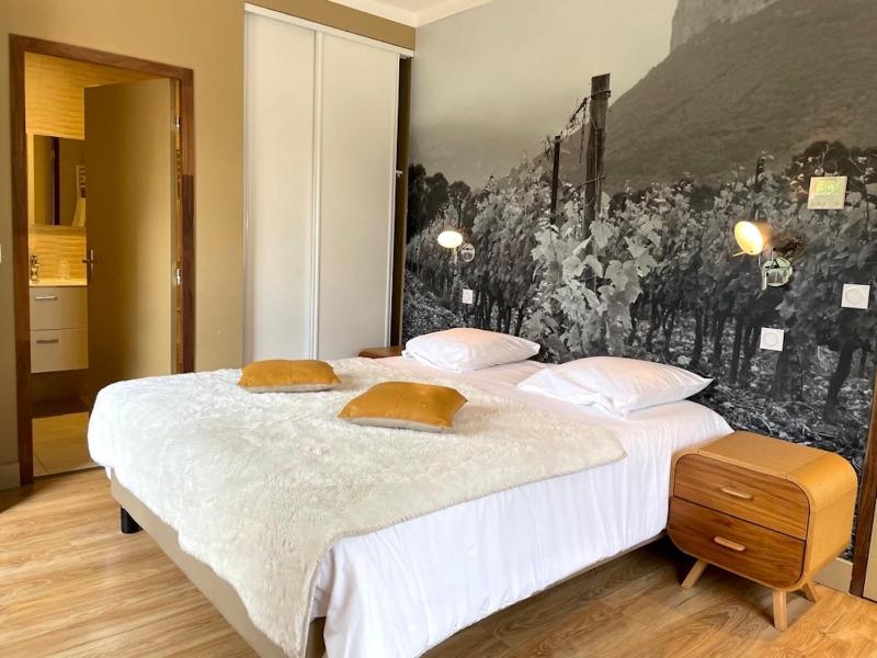 Deluxe Double Room with Shower image 4