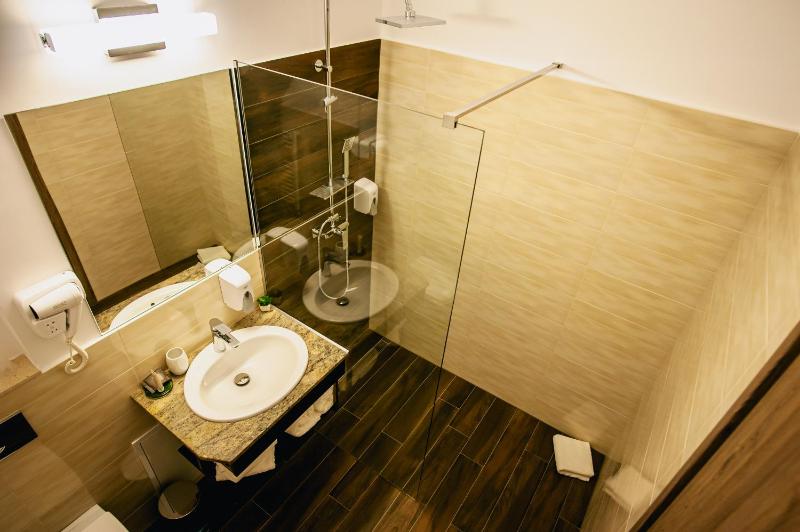 Superior King Room image 4