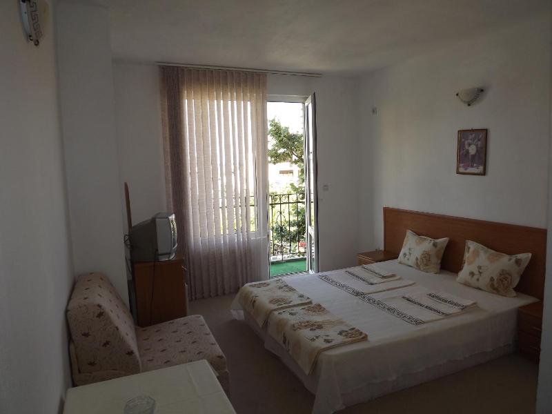 Double or Twin Room with Balcony image 4
