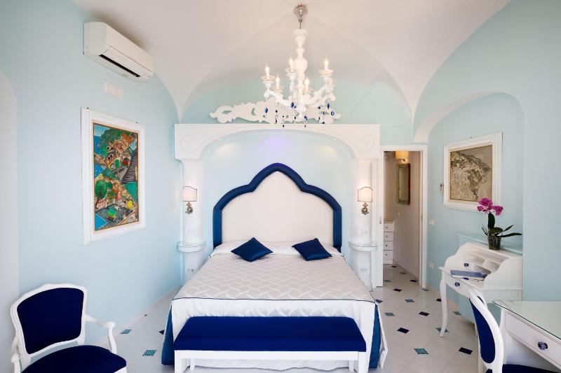 Superior Double Room with Sea View image 4