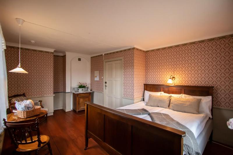 Standard Double Room with Shared Bathroom image 2