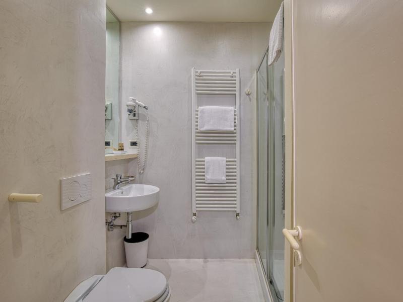 Double Room image 3