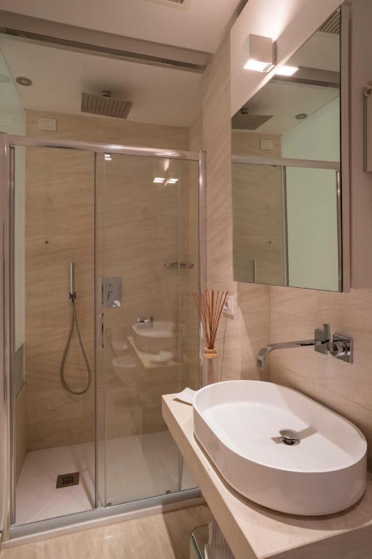 Executive Suite with Spa Bath image 2