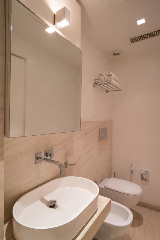 Executive Suite with Spa Bath image 3