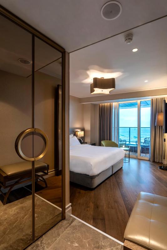 Premium Room with Balcony and Sea View image 3
