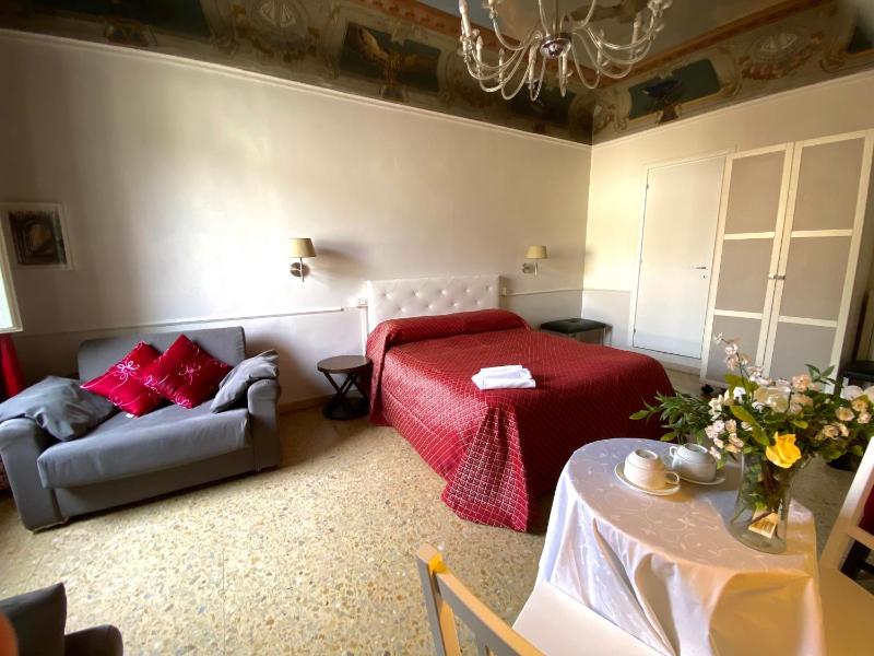 Deluxe Triple Room image 4