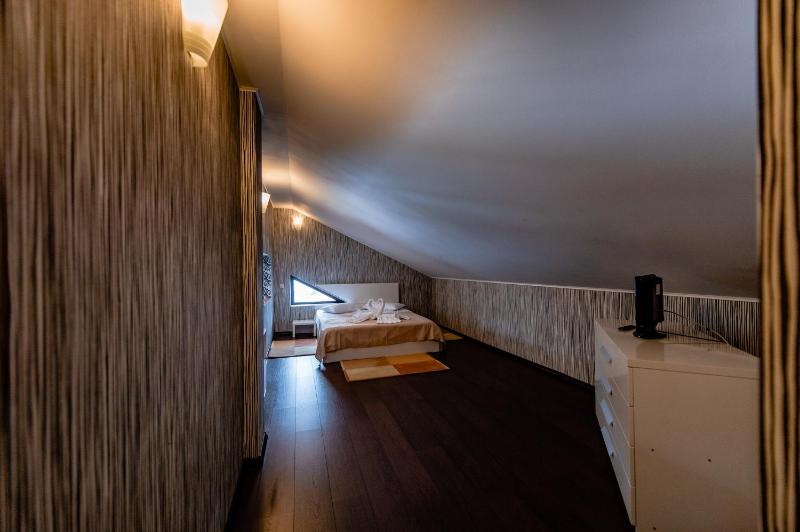 One-Bedroom Apartment image 3