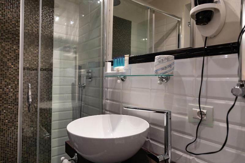 Quadruple Room image 3