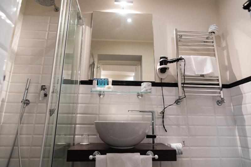 Quadruple Room image 4