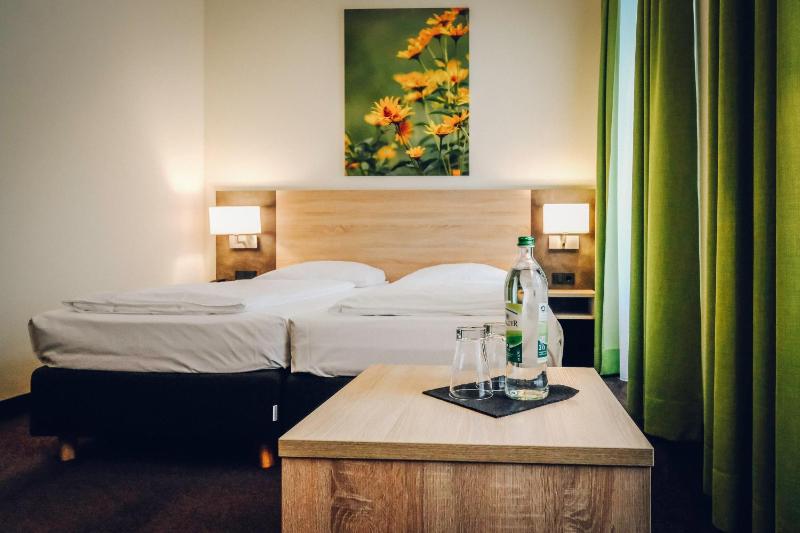 Double Room with Courtyard View image 2