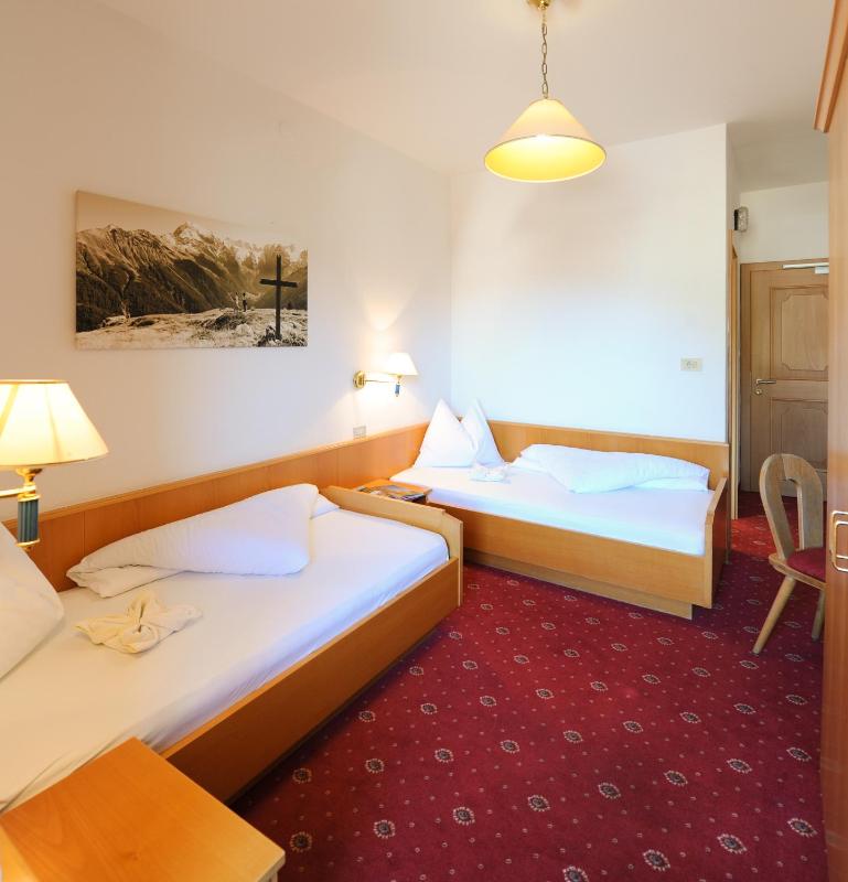 Economy Twin Room image 2