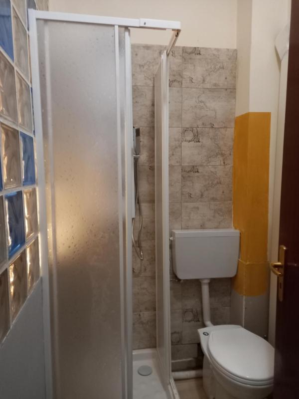Single Room with Bathroom image 4