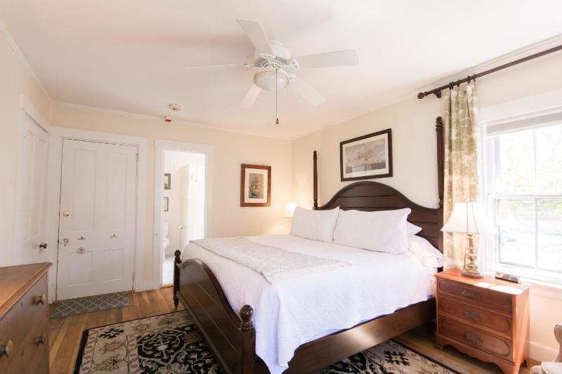 Deluxe King Room image 2
