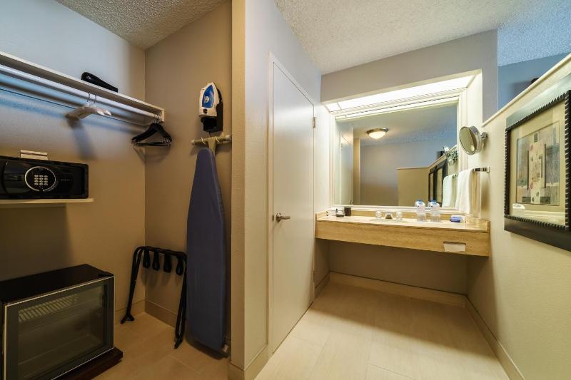 King Room with Accessible Tub - Disability Access image 2