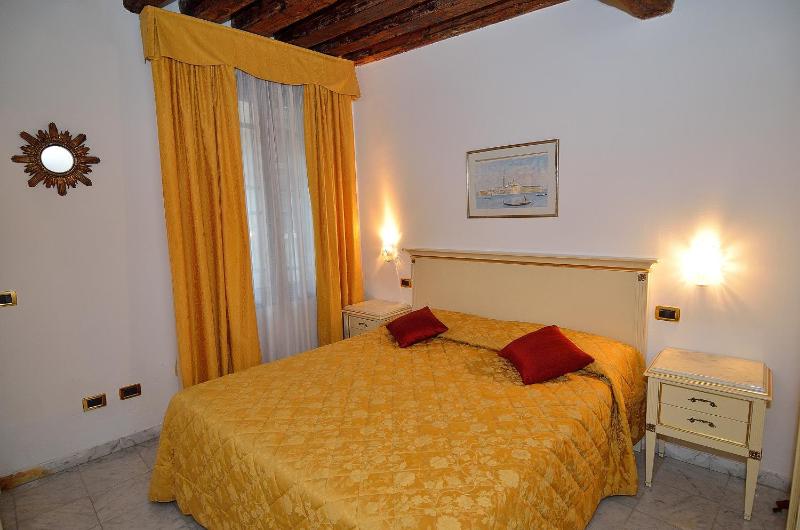 One-Bedroom Apartment with Canal View - Corte del Dose image 4