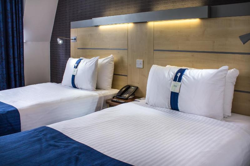 Standard Twin Room with Free Hot Breakfast image 3