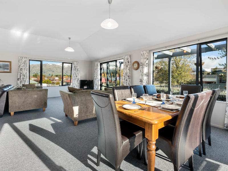 Mount Iron Magic - Wanaka Holiday Home - image 4