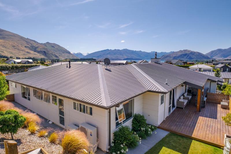 Lakeside Luxury - Wanaka Holiday Home - image 1