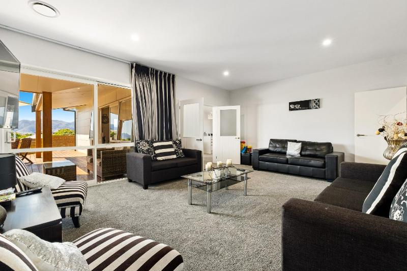 Lakeside Luxury - Wanaka Holiday Home - image 20