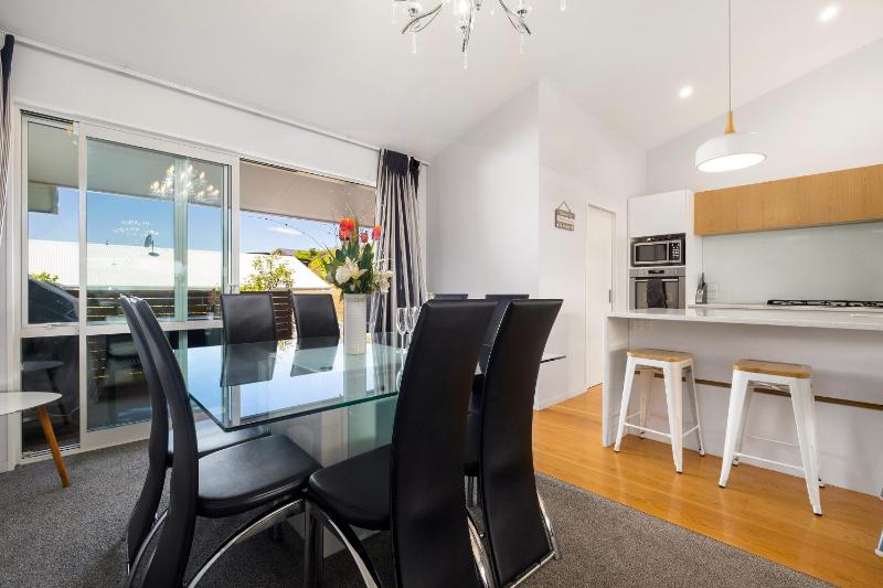 Lakeside Luxury - Wanaka Holiday Home - image 15