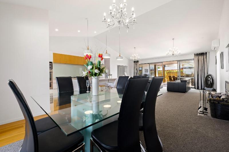 Lakeside Luxury - Wanaka Holiday Home - image 25