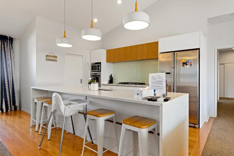 Lakeside Luxury - Wanaka Holiday Home - image 3