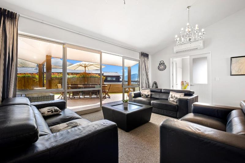 Lakeside Luxury - Wanaka Holiday Home - image 28