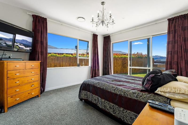 Lakeside Luxury - Wanaka Holiday Home - image 19
