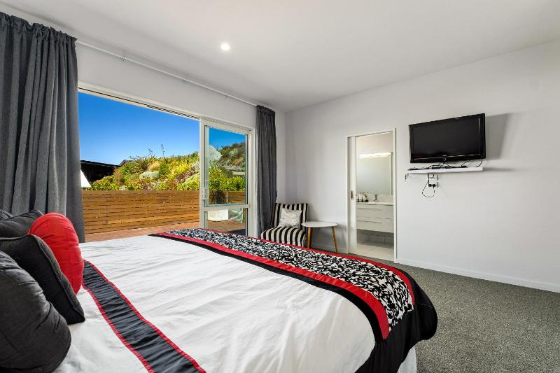 Lakeside Luxury - Wanaka Holiday Home - image 9