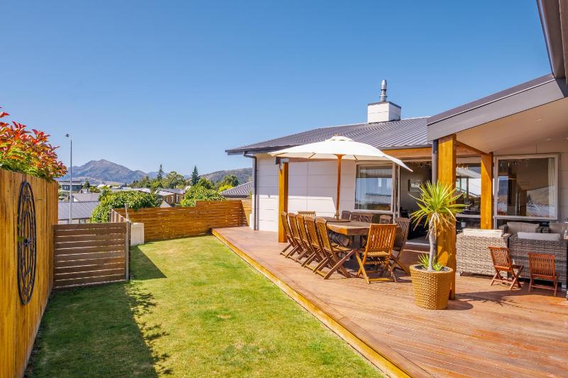 Lakeside Luxury - Wanaka Holiday Home - image 5