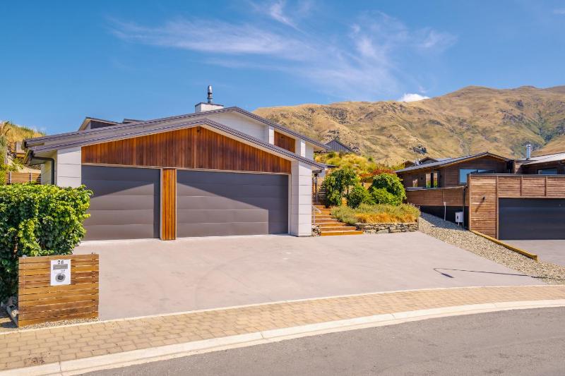 Lakeside Luxury - Wanaka Holiday Home - image 23