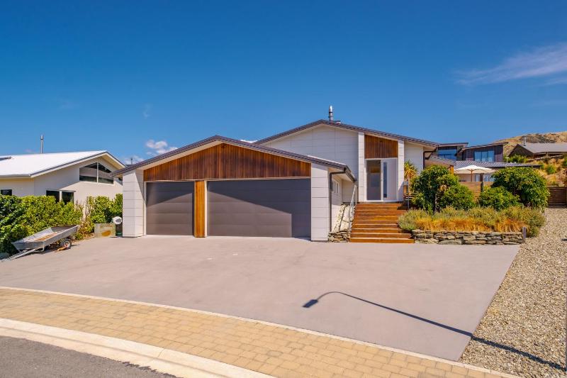 Lakeside Luxury - Wanaka Holiday Home - image 6