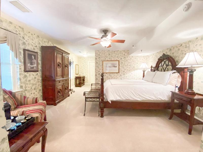 Queen Room image 3