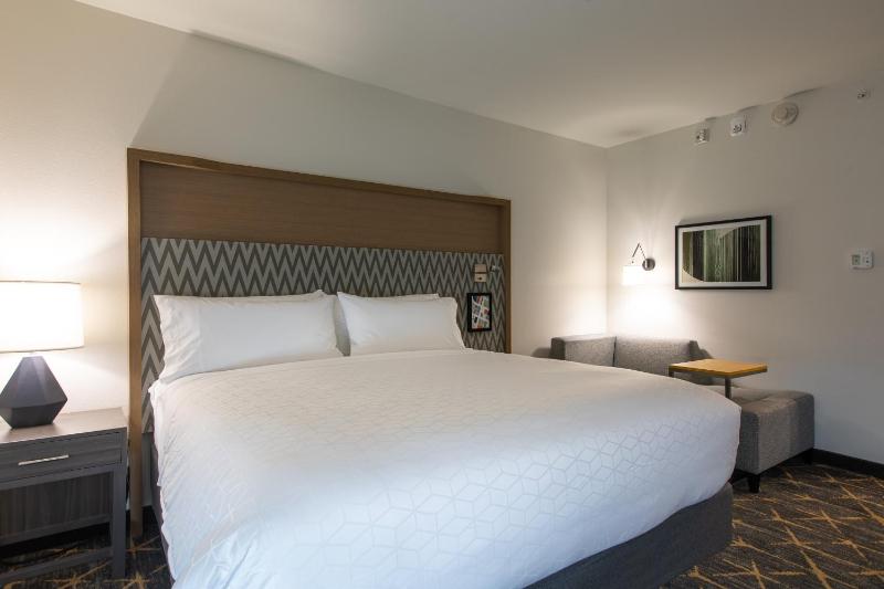 Standard King Room - Non-Smoking  image 4