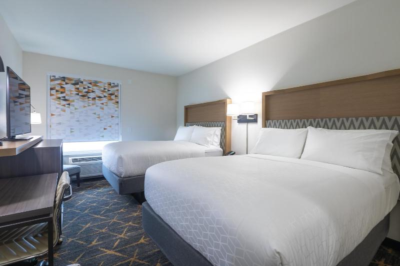Standard Queen Room with Two Queen Beds - Non-Smoking image 4