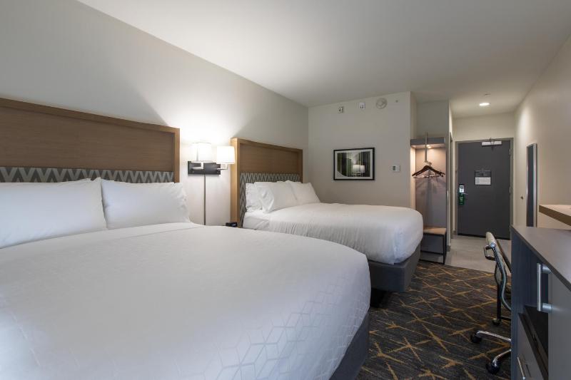 Standard Queen Room with Two Queen Beds - Non-Smoking image 3