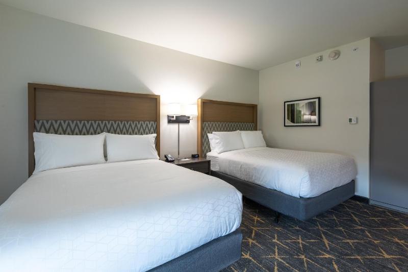 Standard Queen Room with Two Queen Beds - Non-Smoking image 2