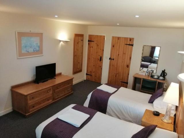 Superior Twin Room image 3
